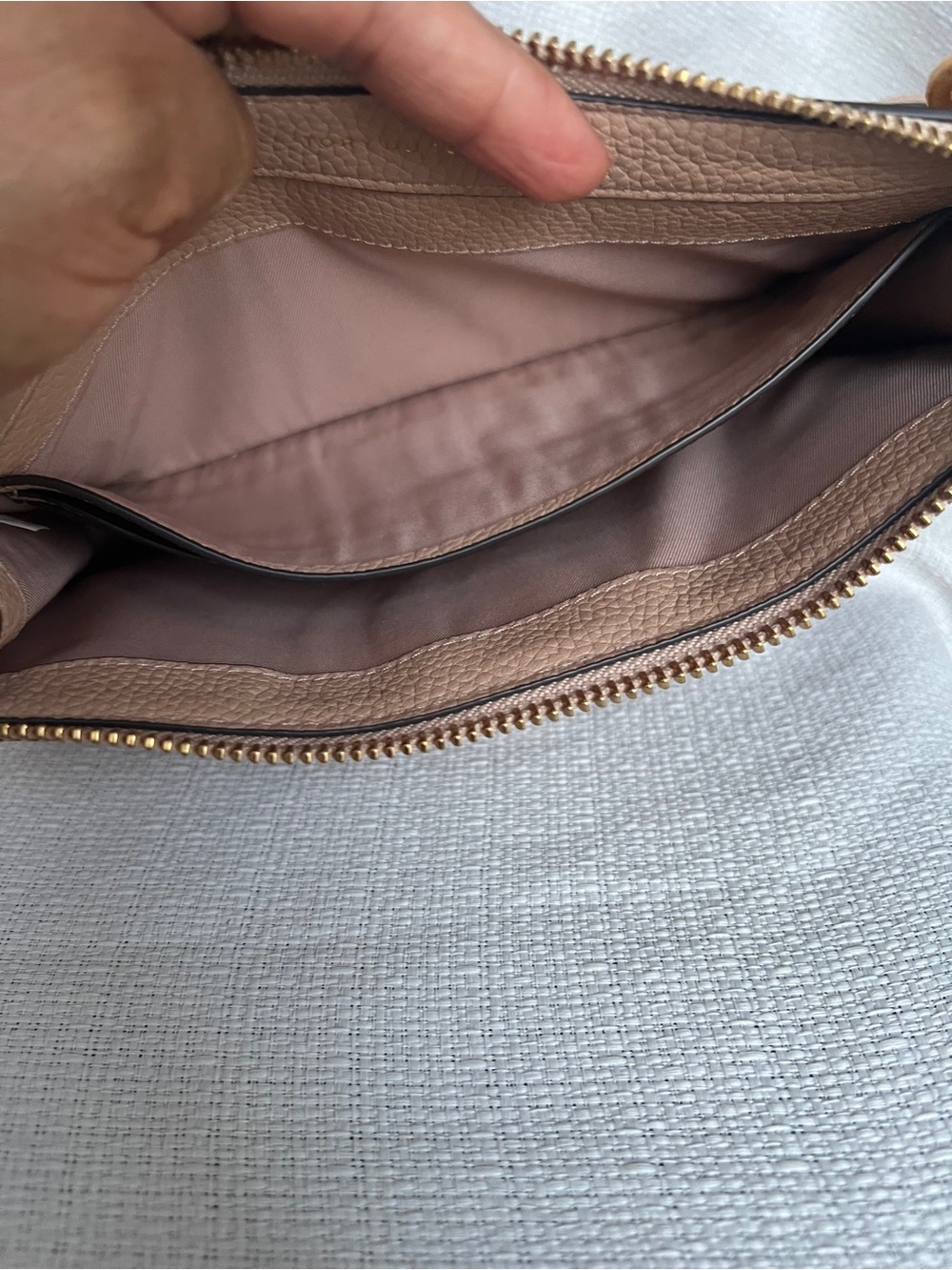 Tory Burch Taupe Pebbled Leather Logo Crossbody with Gold Hardware - Picture 9 of 12